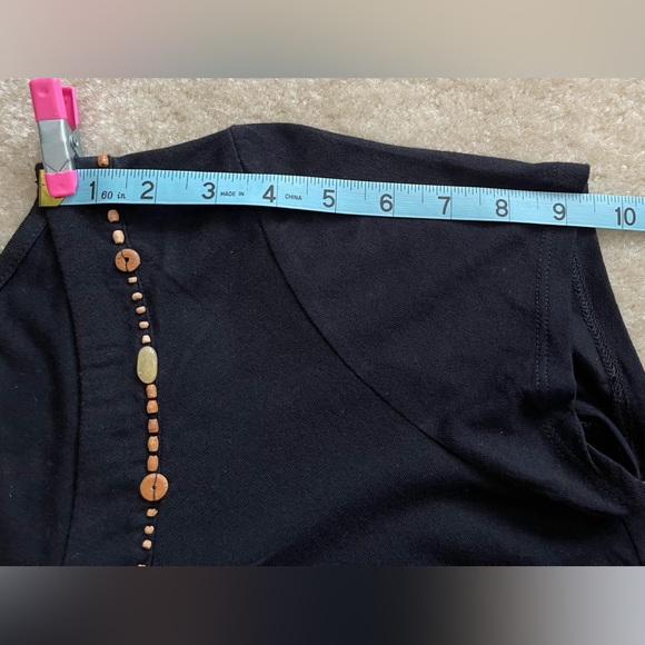 Kiara - Black V-Neck Ruched Wood Stone Bead Trim Top Tee - NEW w/ TAGS - Size M - Picture 3 of 9